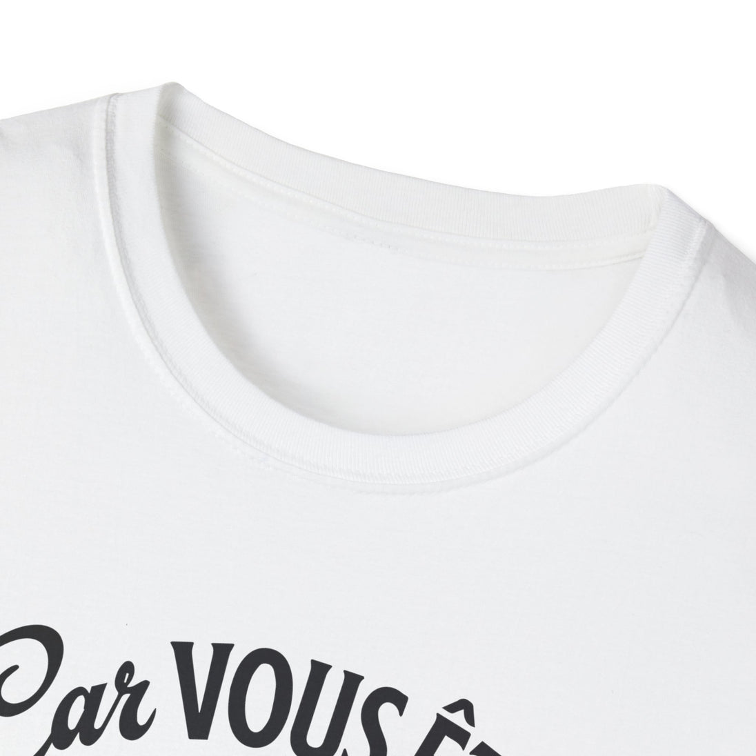 T-shirt blanc pour femme avec un col rond côtelé et une inscription noire sur la poitrine.