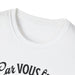 T-shirt blanc pour femme avec un col rond côtelé et une inscription noire sur la poitrine.