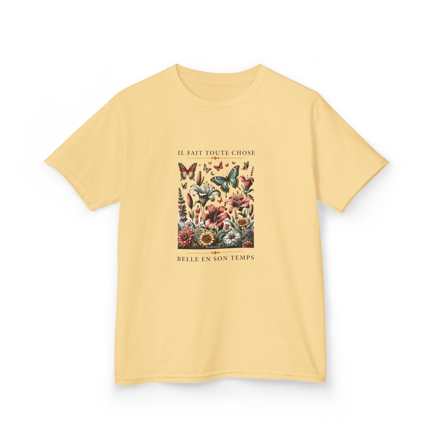 T-shirt jaune pâle pour enfant avec une illustration de fleurs et papillons et un texte inspirant.