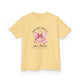T-shirt jaune pâle pour enfant avec un motif de nœud vichy rose et une croix chrétienne.