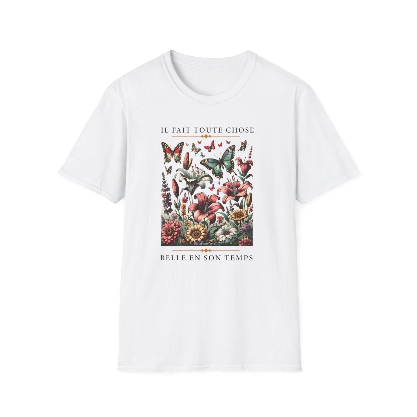 T-shirt blanc pour femme orné d'une illustration florale vintage avec des papillons et du texte.
