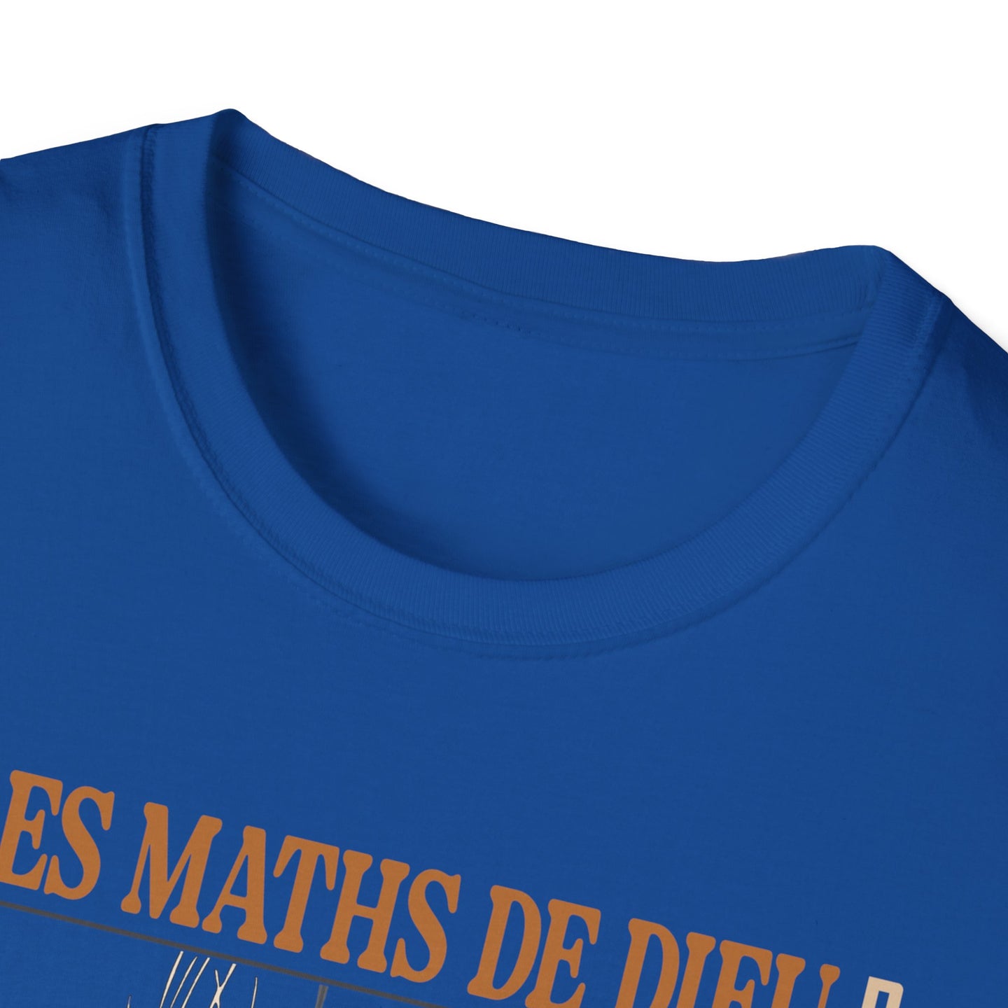 T-shirt bleu à col rond avec l'inscription Les Maths de Dieu imprimée en orange.