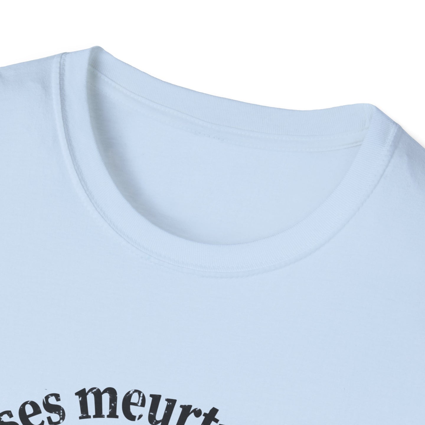 T-shirt blanc à col rond pour femme avec une inscription noire sur la poitrine.