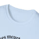 T-shirt blanc à col rond pour femme avec une inscription noire sur la poitrine.
