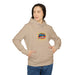 Une femme porte un sweat à capuche beige avec le motif Jésus est mon superhéros sur la poitrine.
