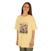 Une jeune fille porte un t-shirt jaune pâle orné d'un motif floral et de papillons.