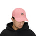 Un homme porte une casquette rose en coton avec le logo brodé Jesus est mon Superhéros.