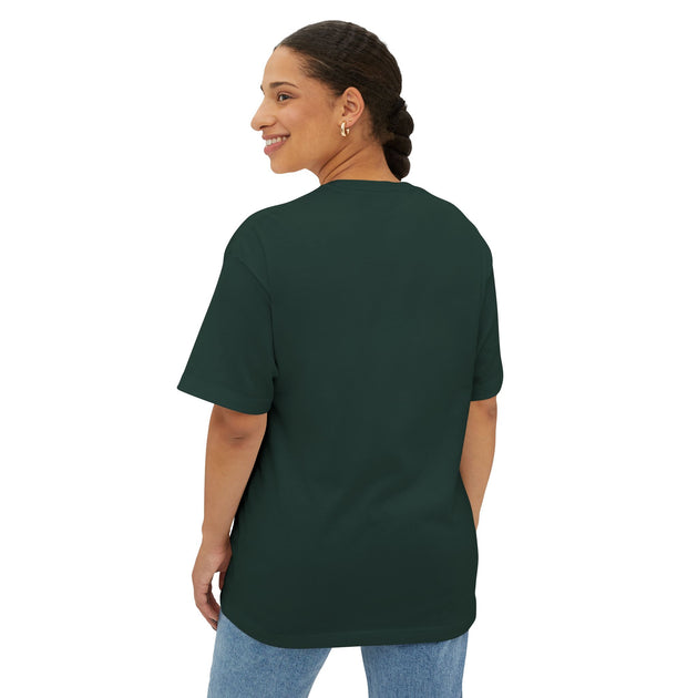 Une femme porte un t-shirt oversize vert forêt vu de dos.