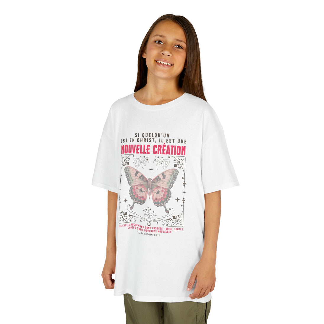 T-shirt enfant blanc avec papillon pastel et verset biblique 2 Corinthiens 5:17 en français.