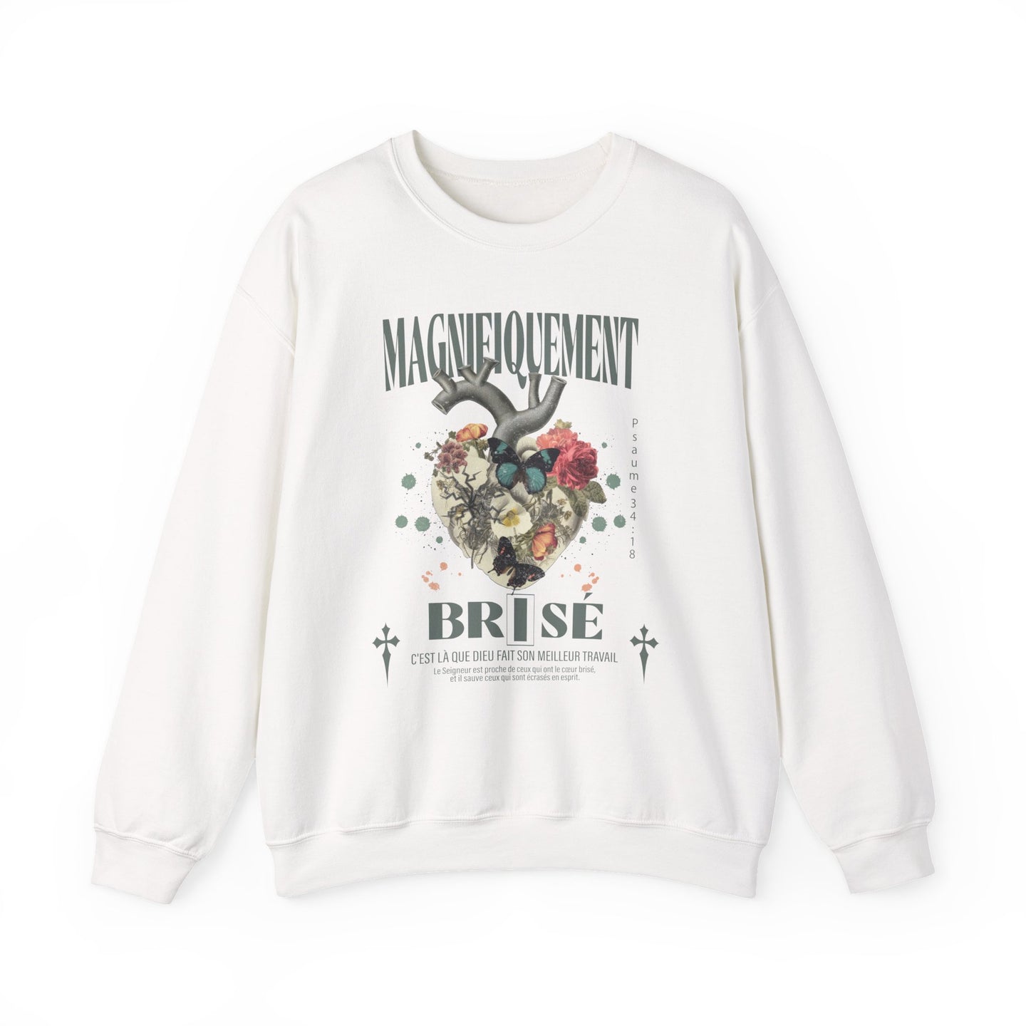 Sweat-shirt blanc à col rond avec une illustration de cœur floral et un texte religieux.