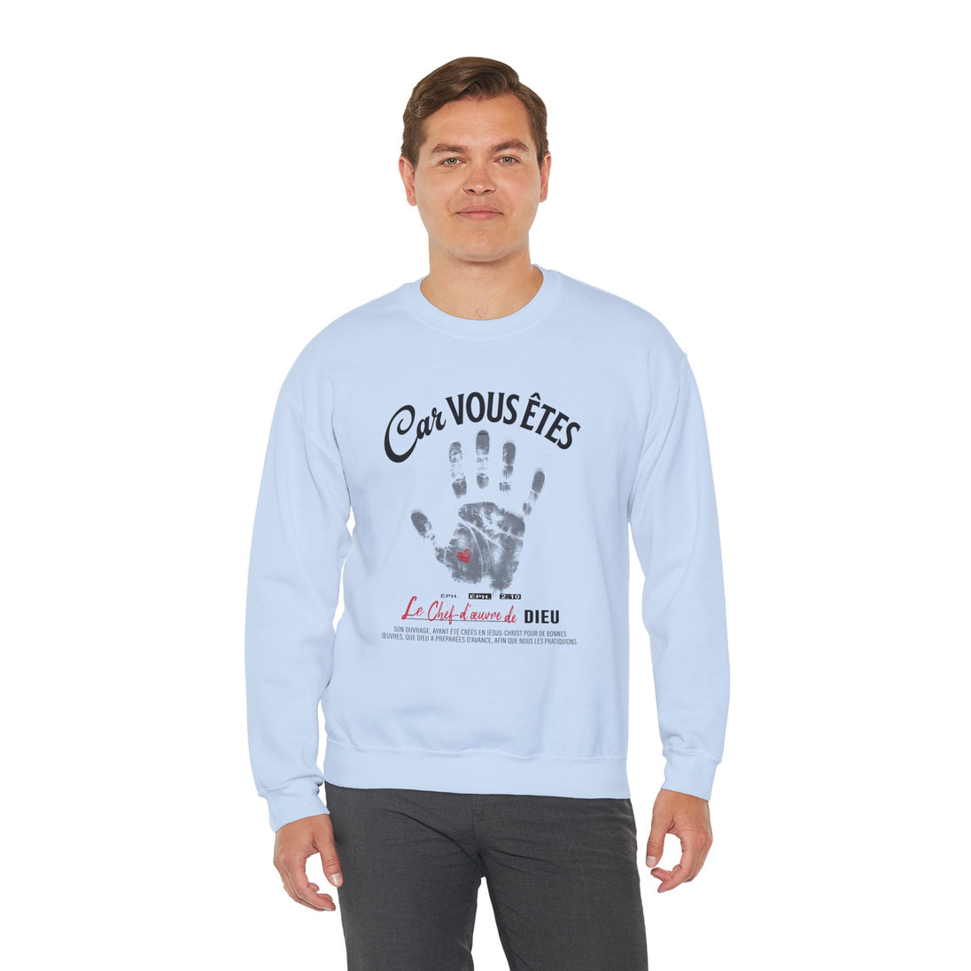 Un homme porte un sweat-shirt bleu clair avec une empreinte de main et un texte religieux.