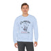 Un homme porte un sweat-shirt bleu clair avec une empreinte de main et un texte religieux.