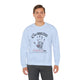 Un homme porte un sweat-shirt bleu clair avec une empreinte de main et un texte religieux.