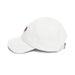Casquette blanche en coton avec un écusson brodé coloré sur le côté.