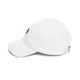 Casquette blanche en coton avec un écusson brodé coloré sur le côté.