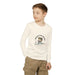 Un enfant porte un t-shirt blanc à manches longues avec un motif de poisson et un texte religieux.