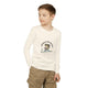 Un enfant porte un t-shirt blanc à manches longues avec un motif de poisson et un texte religieux.