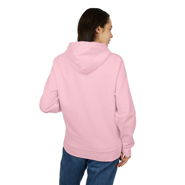 Une femme porte un sweat à capuche rose uni vu de dos sur un fond blanc.