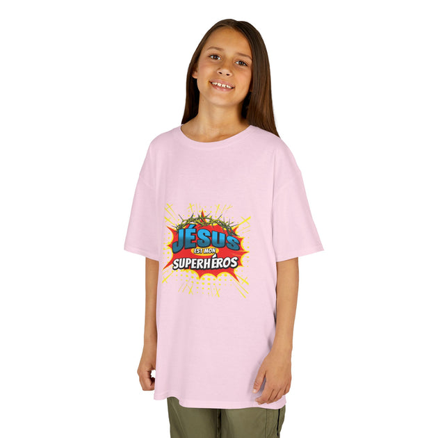 Une jeune fille porte un t-shirt rose avec l'inscription Jésus est mon superhéros.