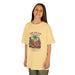 Un enfant porte un t-shirt jaune pâle avec une illustration de cactus et un texte religieux.