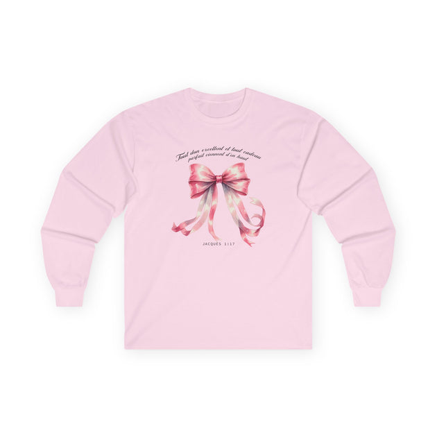 T-shirt rose à manches longues avec un nœud aquarelle et le texte Jacques 1:17 imprimé au centre.