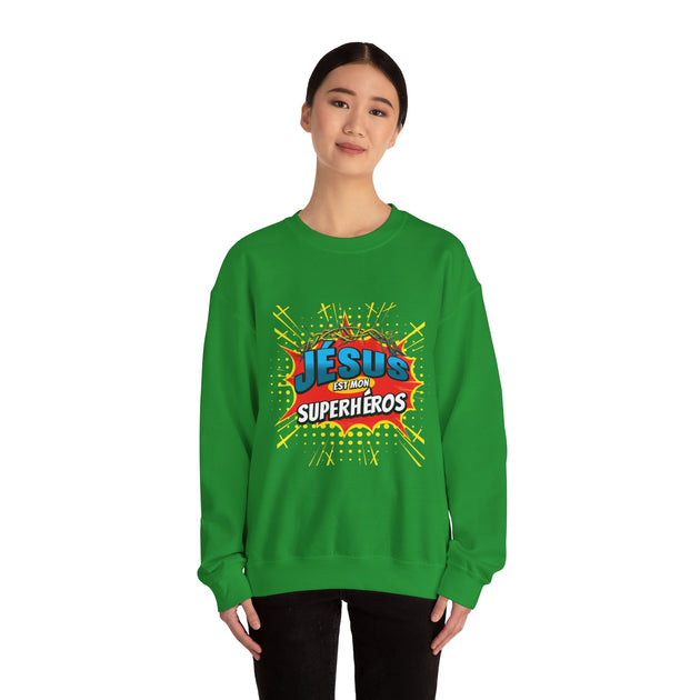 Une femme porte un sweatshirt vert avec l'inscription Jésus est mon superhéros en style comics.