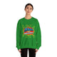 Une femme porte un sweatshirt vert avec l'inscription Jésus est mon superhéros en style comics.