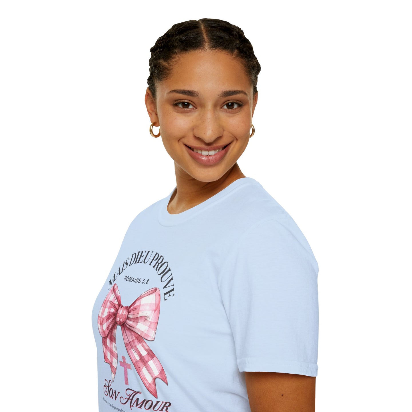 Une femme porte un t-shirt bleu clair avec un motif de nœud vichy rose et une croix.
