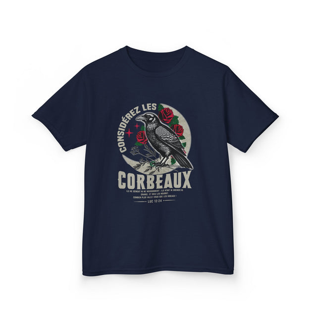 T-shirt bleu marine pour enfant avec une illustration de corbeau, de roses et un texte biblique.