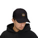 Un homme porte une casquette noire avec le logo brodé Jesus est mon Superhéros.