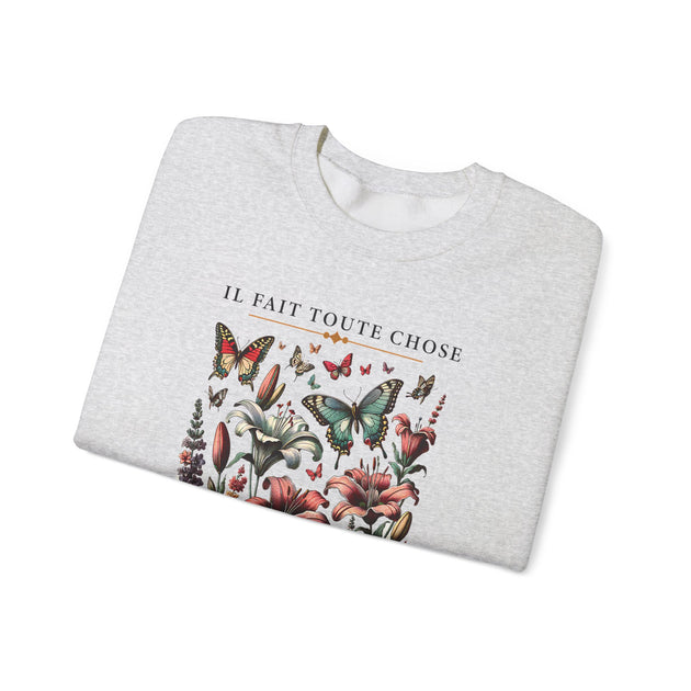Sweat-shirt gris chiné orné d'une illustration de fleurs et de papillons avec le texte imprimé.