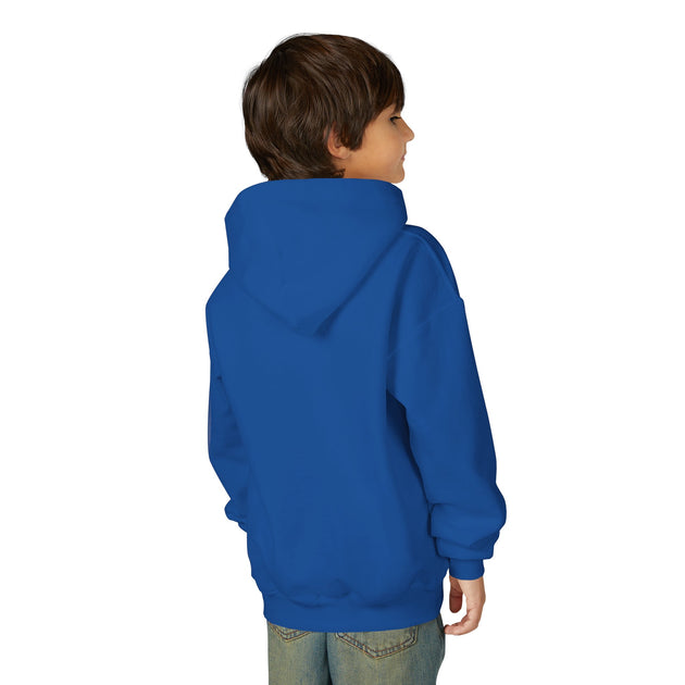 Un enfant porte un sweat à capuche bleu uni vu de dos sur un fond blanc.