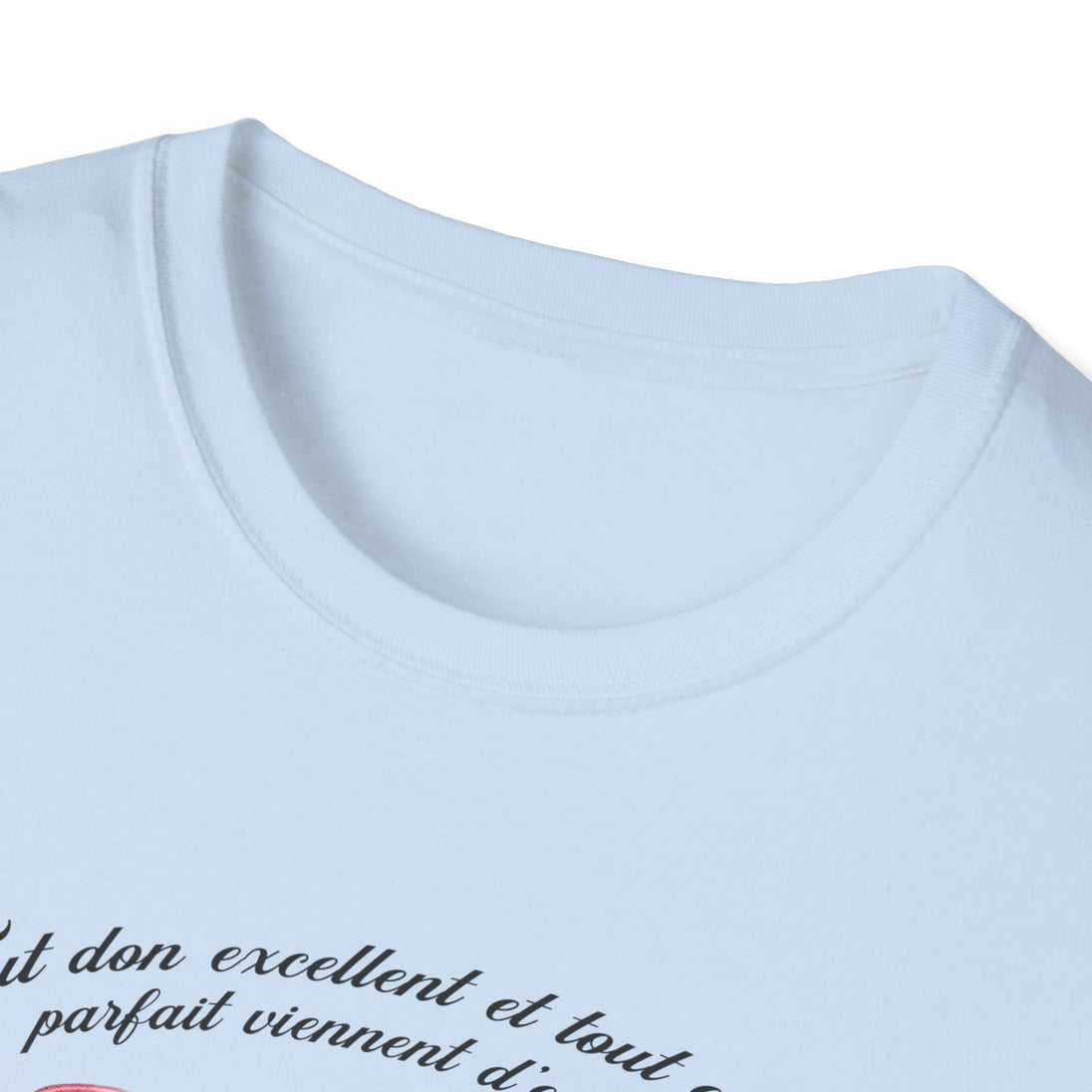 T-shirt blanc pour femme avec une inscription calligraphiée sur le devant.