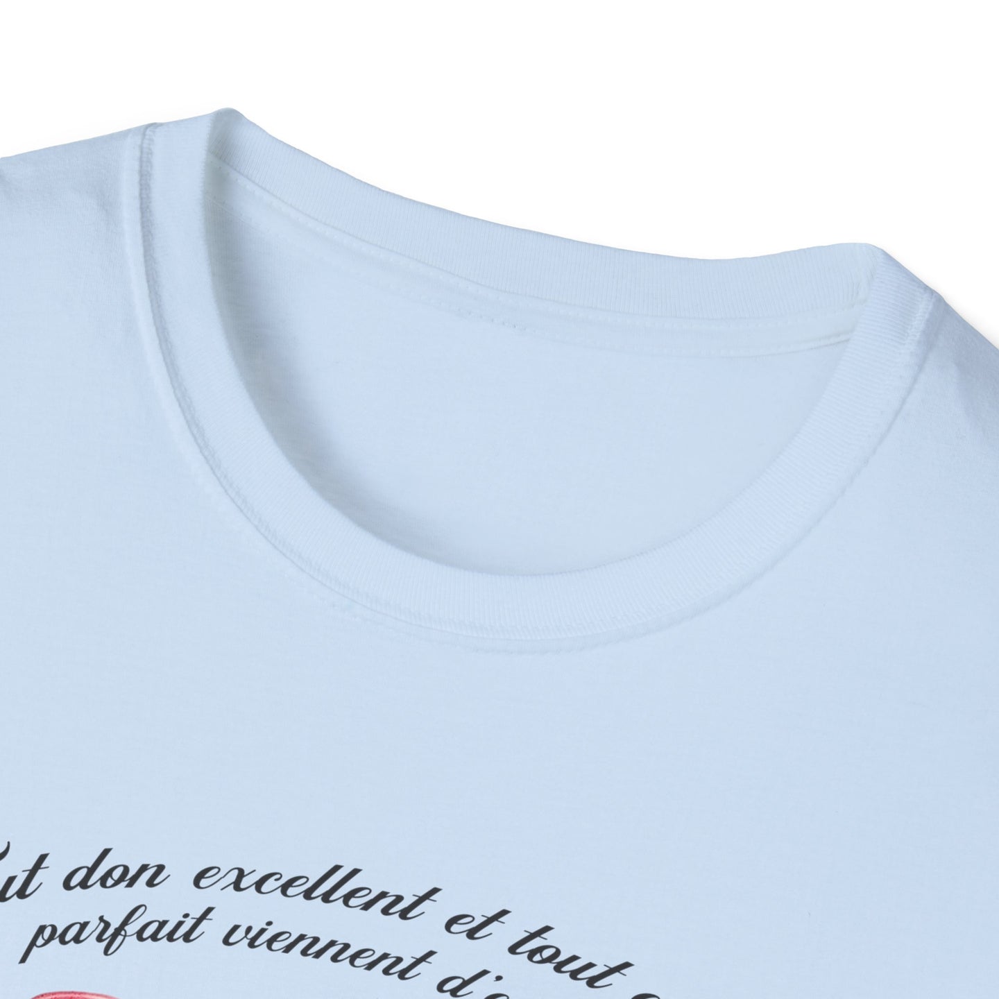 T-shirt blanc pour femme avec une inscription calligraphiée sur le devant.
