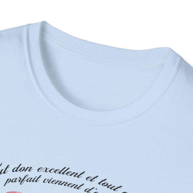 T-shirt blanc pour femme avec une inscription calligraphiée sur le devant.