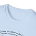 T-shirt blanc pour femme avec une inscription calligraphiée sur le devant.