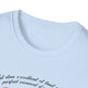 T-shirt blanc pour femme avec une inscription calligraphiée sur le devant.
