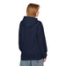 Une femme porte un sweat à capuche bleu marine uni vu de dos.