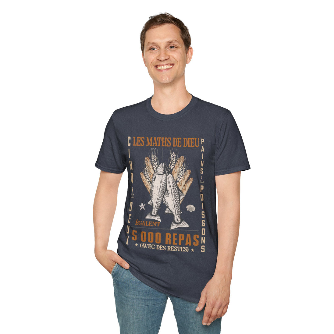 Un homme porte un t-shirt bleu marine illustré de pains et de poissons avec le texte Les Maths de Dieu.