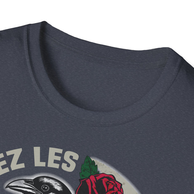 T-shirt gris foncé en coton avec un motif de corbeau et de rose et l'inscription Considérez les.