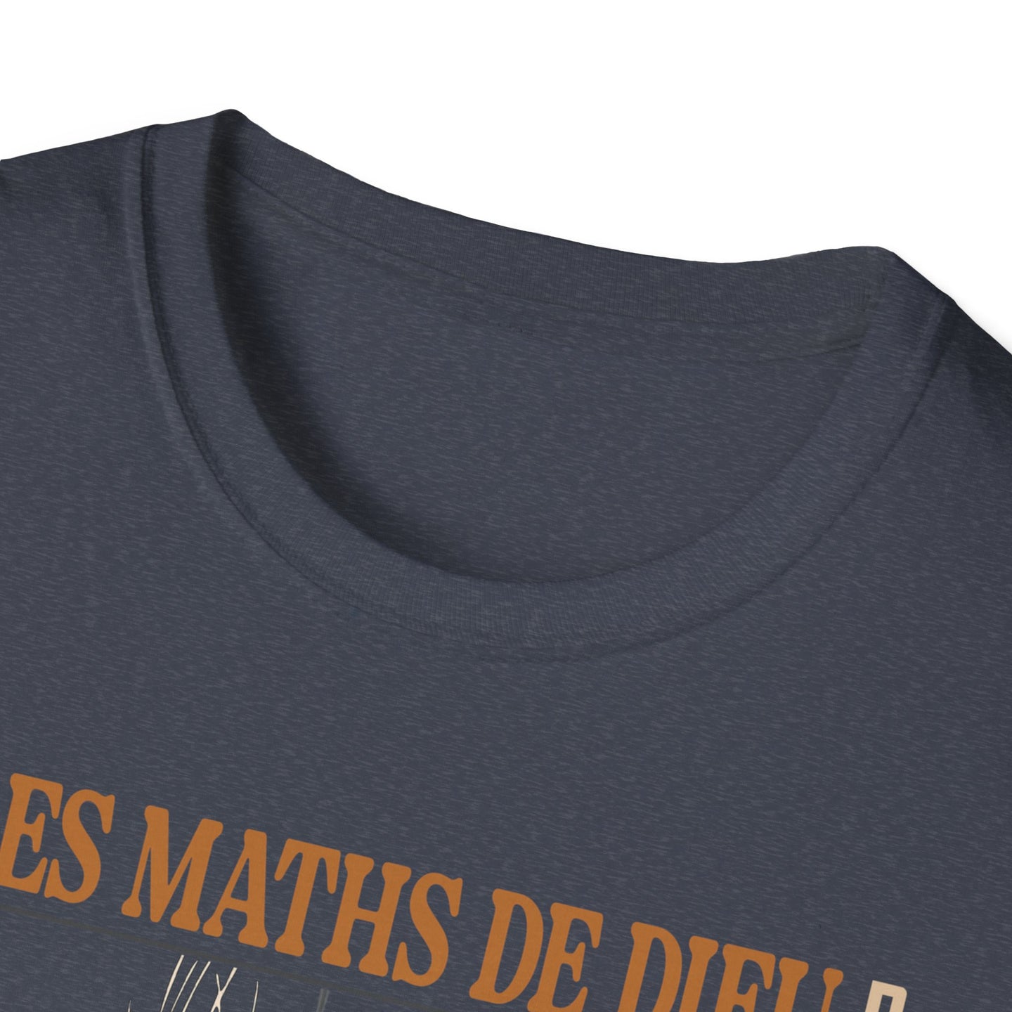 T-shirt gris foncé avec l'inscription Les Maths de Dieu imprimée sur la poitrine.