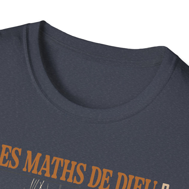 T-shirt gris foncé avec l'inscription Les Maths de Dieu imprimée sur la poitrine.