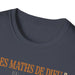 T-shirt gris foncé avec l'inscription Les Maths de Dieu imprimée sur la poitrine.