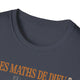 T-shirt gris foncé avec l'inscription Les Maths de Dieu imprimée sur la poitrine.