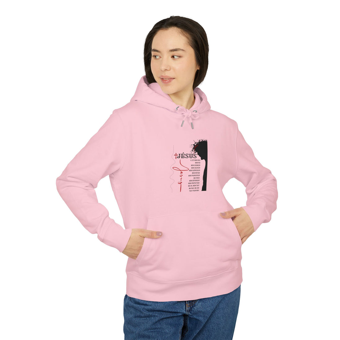Une femme porte un sweat à capuche rose avec un motif religieux sur la poitrine.