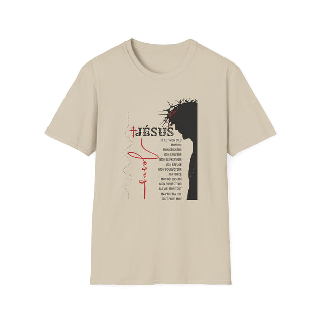 T-shirt beige pour femme avec une illustration de Jésus et une liste de ses attributs en français.
