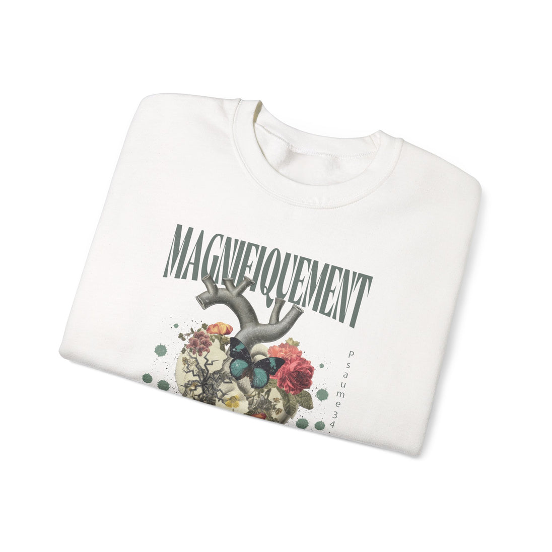Sweat-shirt blanc plié avec une illustration de cœur floral, un papillon et le texte Magnifiquelement.
