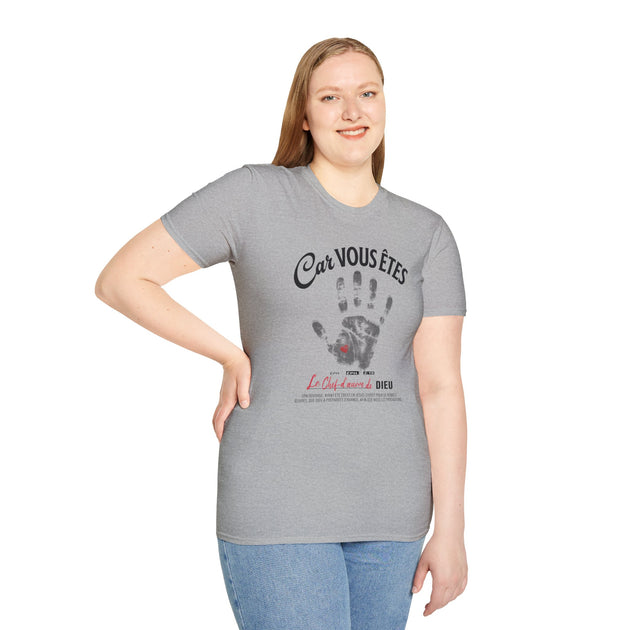 Une femme porte un t-shirt gris avec une empreinte de main et le texte Car vous êtes.