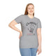 Une femme porte un t-shirt gris avec une empreinte de main et le texte Car vous êtes.