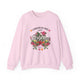 Sweat-shirt rose pâle orné d'un motif floral et de l'inscription L'amour de Dieu dure toujours.